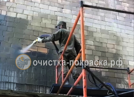 Чистка стены от краски